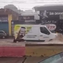 Durante alertas de pancadas de chuva a Defesa Civil recomenda que moradores não passem por áreas sujeitas a alagamentos -  (crédito: Redes Sociais / Reprodução )
