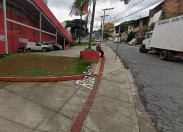 Crime aconteceu no momento que o jovem saiu do supermercado junto com o amigo, que seria o alvo dos disparos  -  (crédito: Google Street View/Reprodução)