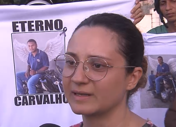 Emocionada, Anny Lima relatou que o motorista da Hilux avançou o sinal e atingiu o motoboy Nadson -  (crédito: TV Alterosa/Divulgação)