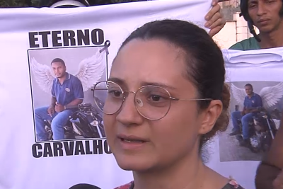 Emocionada, Anny Lima relatou que o motorista da Hilux avançou o sinal e atingiu o motoboy Nadson -  (crédito: TV Alterosa/Divulgação)