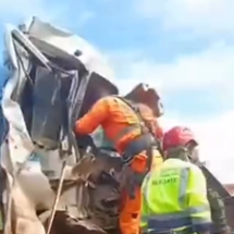 Acidente entre ônibus e caminhões interdita a BR-381 na Serra de Igarapé - Redes Sociais/Reprodução