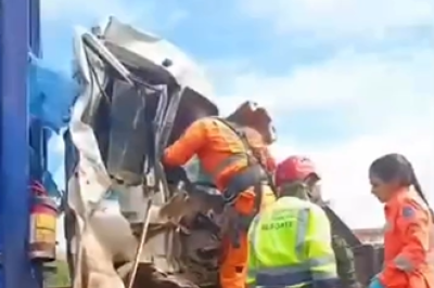 Inicialmente, foi confirmada uma vítima presa às ferragens em acidente na BR-381, na Serra de Igarapé -  (crédito: Redes Sociais/Reprodução)