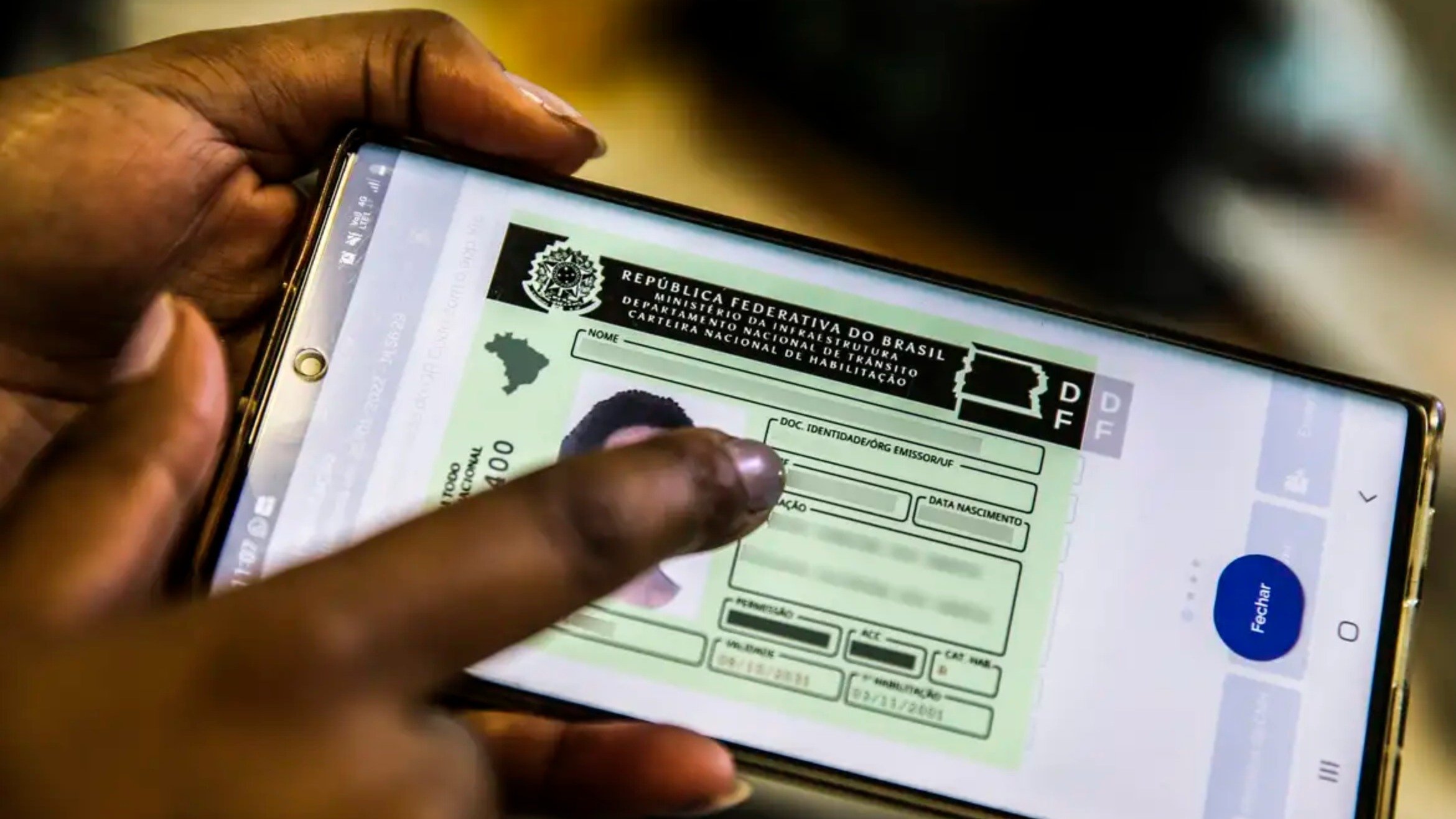 A CNH digital, exibida em um smartphone, representa a moderniza&ccedil;&atilde;o e simplifica&ccedil;&atilde;o dos processos de habilita&ccedil;&atilde;o e renova&ccedil;&atilde;o previstos nas novas regras. -  (crédito: Marcello Casal JrAg&ecirc;ncia Brasil)