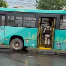 Adolescente de 16 anos é apreendido após manter jovem refém em ônibus - PMMG/Reprodução