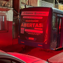 Condutor de ônibus passa mal, atinge pedestres, moto e para em residência - PMMG/Reprodução