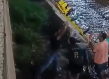 Homem é resgatado por militares e populares ao cair em córrego para tirar selfie -  (crédito: Redes Sociais/Reprodução)