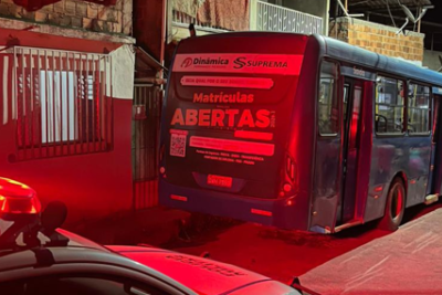 Veículo ainda colidiu contra uma residência e acertou dois pedestres -  (crédito: PMMG/Reprodução)