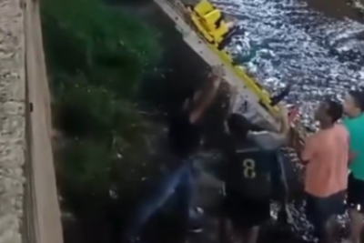 Homem é resgatado por militares e populares ao cair em córrego para tirar selfie -  (crédito: Redes Sociais/Reprodução)