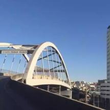 BMW se envolve em acidente com carro e motocicletas em viaduto de BH -  Edésio Ferreira / EM / D.A Press
