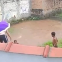 Vídeo flagra resgate de criança que pedia socorro em enxurrada em MG - Redes Sociais/Reprodução