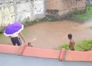 Criança pediu socorro e foi resgatada em enxurrada no Sul de Minas -  (crédito: Redes Sociais/Reprodução)