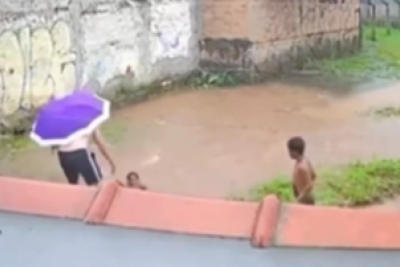Criança pediu socorro e foi resgatada em enxurrada no Sul de Minas -  (crédito: Redes Sociais/Reprodução)