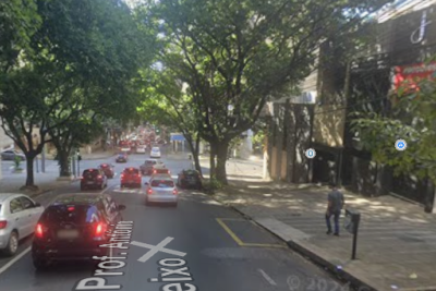Agressão e furto aconteceu na Rua Professor Antônio Aleixo, no Bairro Lourdes, Região Centro-Sul de Belo Horizonte (MG) -  (crédito: Google Street View/Reprodução)