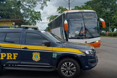 ônibus estava sem condições de trafegar em rodovias e motorista não tem a documentação regular -  (crédito: PRF)