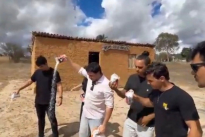 Integrantes do MBL jogam sal grosso onde Lula nasceu -  (crédito: Reprodução/Redes Sociais)