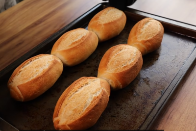 O pão é notoriamente um dos alimentos mais populares do mundo. E tem até uma data se celebração. 16 de outubro é o Dia Mundial do Pão.  -  (crédito: Reprodução YouTube Amo Pão Caseiro)