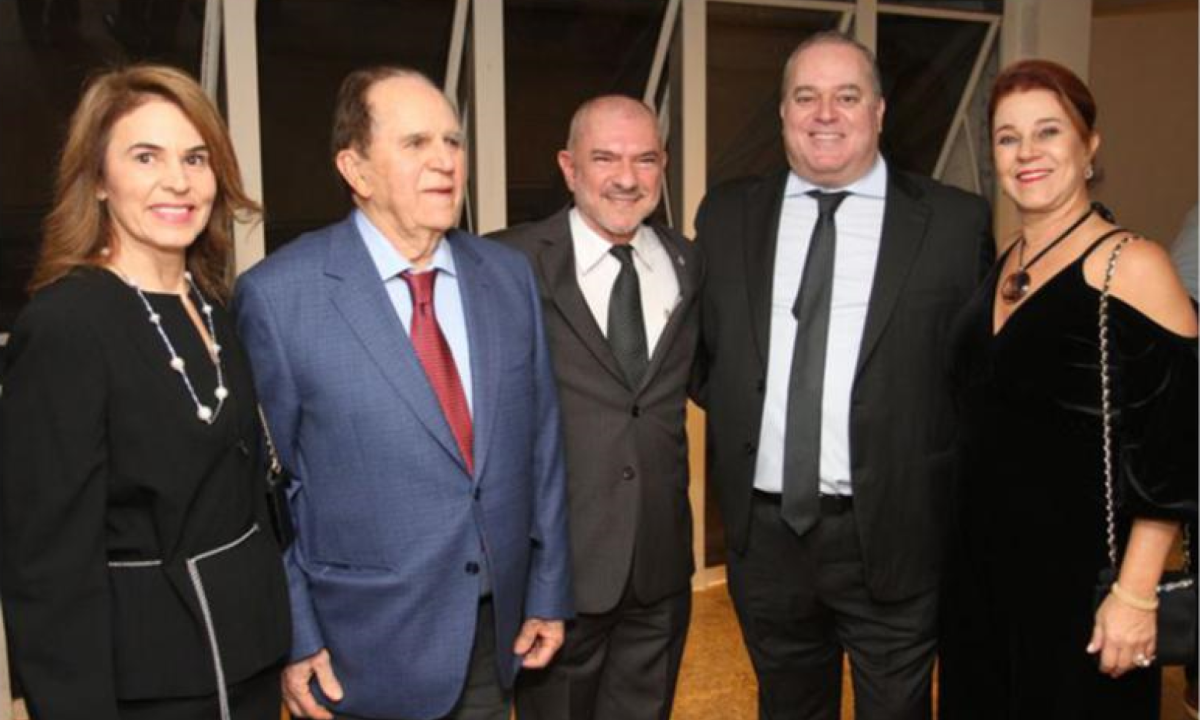 Carlos Carneiro Costa ao lado dos filhos Sandra Mara, Carlos Júnior e Liliane, e do escritor Ozório Couto-Arquivo pessoal