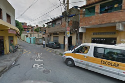 Crime aconteceu em padaria na Rua Pavão; as vítimas são um adolescente de 17 anos e um homem de 41 anos -  (crédito: Google Street View/Reprodução)