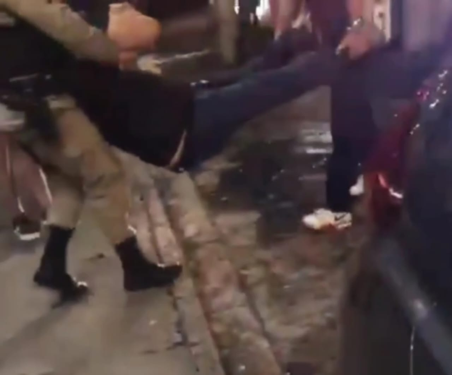 Policial civil e cadeirante ficam feridos após arma do agente disparar  - Reprodu&ccedil;&atilde;o/Redes sociais