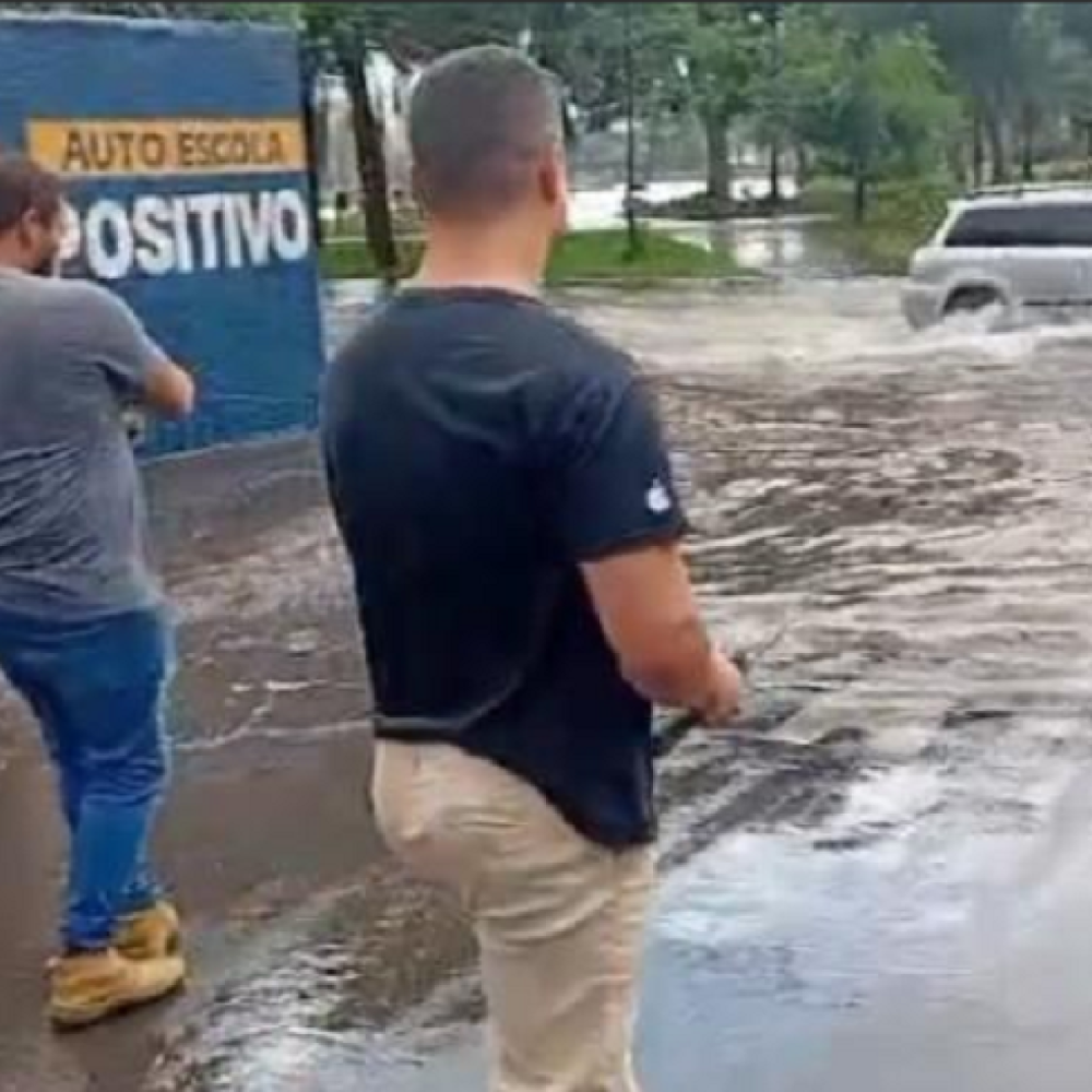 Chuva inunda Patos de Minas e moradores  pescam  na rua