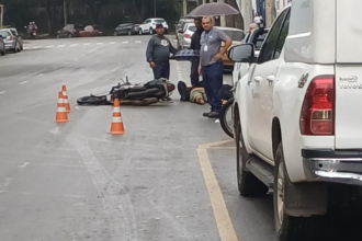 Homem abre porta de carro, motociclista cai e tem pé esmagado por caminhão
