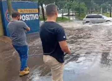 Chuva inunda ruas de Patos de Minas e moradores pescam em ruas alagadas -  (crédito: ReproduÃ§Ã£o/redes sociais)