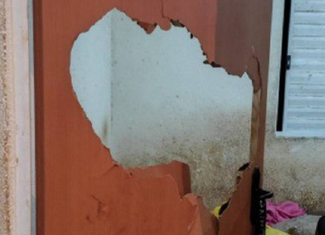 Homem viola medida protetiva e agride mulher jogando ela contra porta -  (crédito: DivulgaÃ§Ã£o/PMMG)