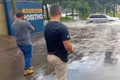 Chuva inunda ruas de Patos de Minas e moradores pescam em ruas alagadas -  (crédito: ReproduÃ§Ã£o/redes sociais)