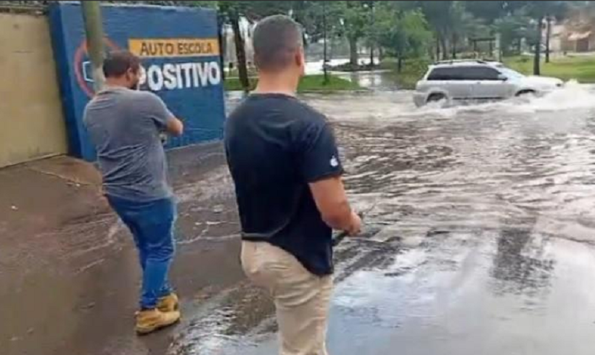 Chuva inunda Patos de Minas e moradores 'pescam' na rua - ReproduÃ§Ã£o/redes sociais