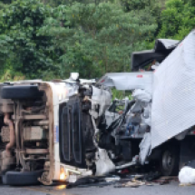 Batida de frente de caminhões mata os motoristas - Redes Sociais/Reprodução