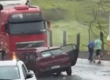 Acidente aconteceu no trecho entre os municípios de Antônio Dias e Nova Era, em Minas Gerais -  (crédito: Redes Sociais/Reprodução)