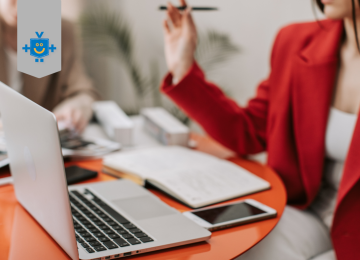 Mulher no computador e com um caderno aberto simbolizando que finanças também é papo de mulher. -  (crédito: Reprodução Educando Seu Bolso )