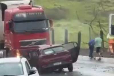 Acidente aconteceu no trecho entre os municípios de Antônio Dias e Nova Era, em Minas Gerais -  (crédito: Redes Sociais/Reprodução)