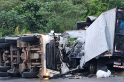 Colisão frontal entre caminhões mata os dois motoristas na MGC-265, em MG -  (crédito: Redes Sociais/Reprodução)
