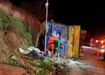 A rodovia ficou interditada por cerca de seis horas para atendimento, perícia e remoção do veículo -  (crédito: PRF/Reprodução)