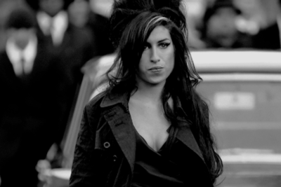 Amy Winehouse, cuja obra "Back to Black" celebra 20 anos em 2026, marcou a m&uacute;sica com seu talento e voz inconfund&iacute;veis. -  (crédito: Reprodu&ccedil;&atilde;o)
