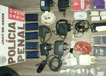 Dois s&atilde;o presos atirando celulares e drogas para dentro de pres&iacute;dio -  (crédito: Divulga&ccedil;&atilde;o/Pol&iacute;&shy;cia Penal)