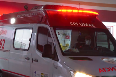 <p>Isso geralmente acontece quando o caso não é grave e permite que o paciente seja levado de um hospital para outro numa ambulância. Essa transferência é comum para pessoas que têm plano de saúde ou que se disponham a pagar pelo tratamento privado.</p>
 -  (crédito: Reprodução TV Globo)
