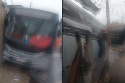 A idosa estava consciente, mas desmaiou logo depois da chegada dos bombeiros -  (crédito: Corpo de Bombeiros/Reprodução)