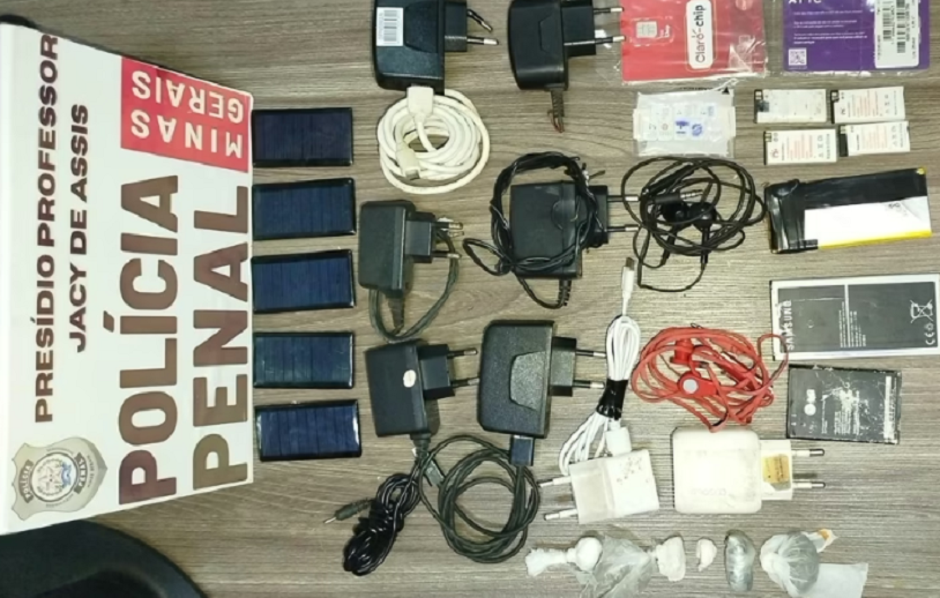 Dupla é presa por arremessar celulares e drogas para dentro de presídio - Divulga&ccedil;&atilde;o/Pol&iacute;&shy;cia Penal