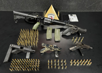 Suspeitos foram presos durante tentativa de confronto a gangue filiada ao TCP no Morro do Querosene, Região Centro-Sul de BH -  (crédito: PMMG / Divulgação)