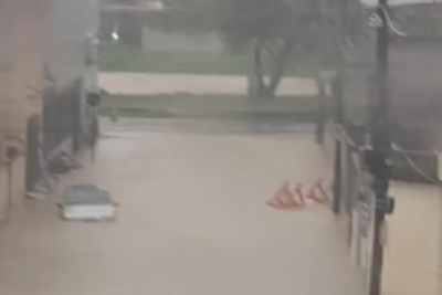 Rua de Formiga (MG) alagada pela forte chuva que atingiu a cidade nessa sexta-feira (23/1) -  (crédito: Redes Sociais/Reprodução)