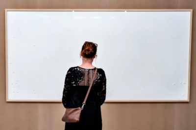 <p>Desde o surgimento de obras conceituais, um debate rumoroso tomou conta entre os críticos e intelectuais sobre a definição de arte. Na Dinamarca, porém, Jens Haaning recebeu 76 mil euros do Museu Kunsten de Arte Moderna de Aalborg para expor suas obras, mas ao enviar duas telas em branco viu o local pedir indenização.</p>
 -  (crédito: Reprodução/Xataka)