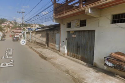 Homem com participação no tráfico morreu na noite desse domingo, no Bairro Baronesa, em Santa Luzia (MG) -  (crédito: Google Street View/Reprodução)