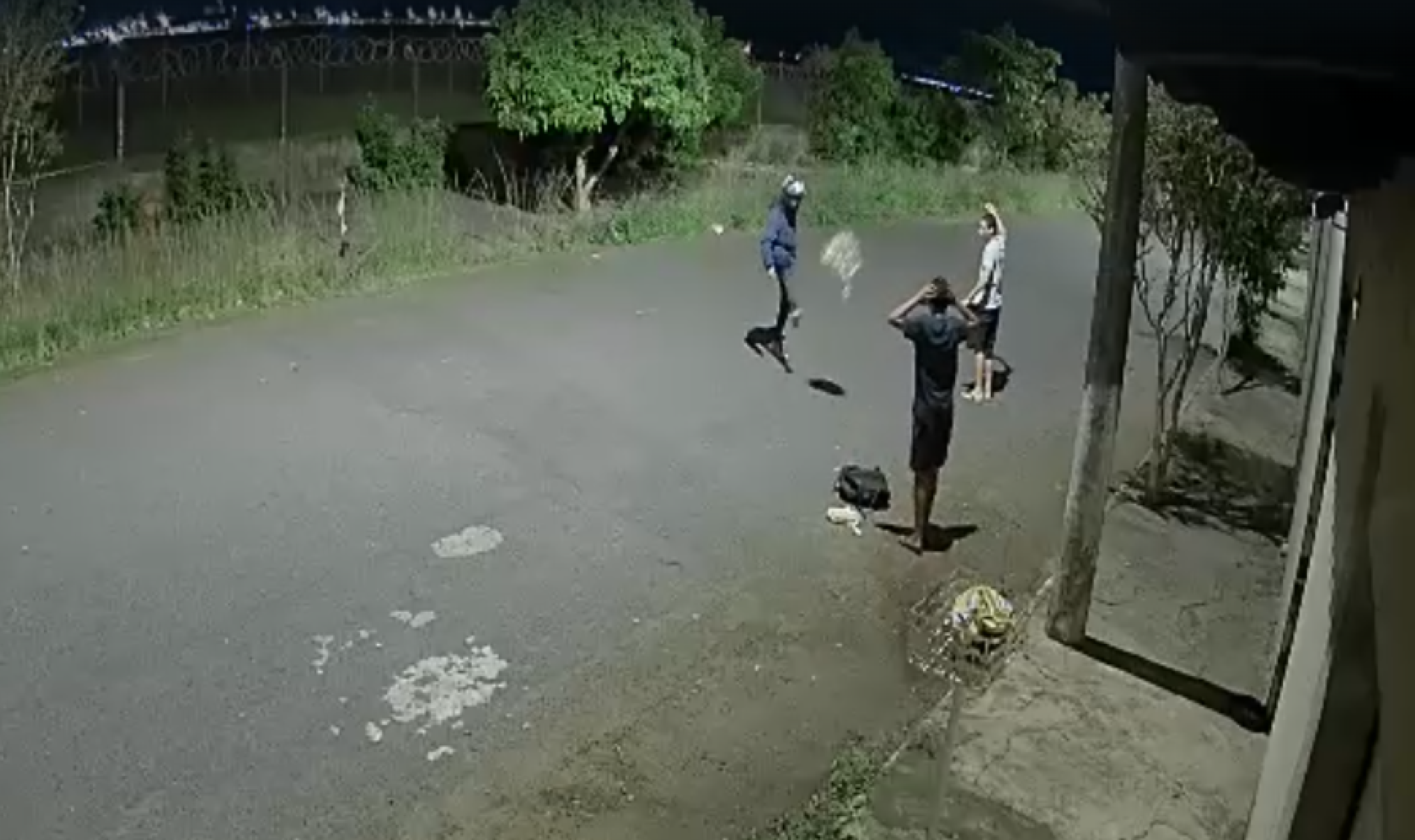 Vídeo: ladrão assalta jovens e chuta flores de namorada de vítima - Reprodu&ccedil;&atilde;o/Redes sociais