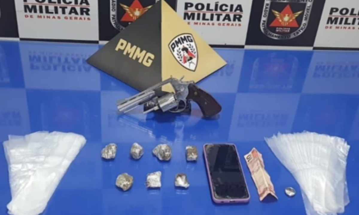 A PM apreendeu com os suspeitos sete tabletes de maconha, um rev&oacute;lver calibre .38, R$ 10,50 em dinheiro, um celular e materiais utilizados para embalar drogas