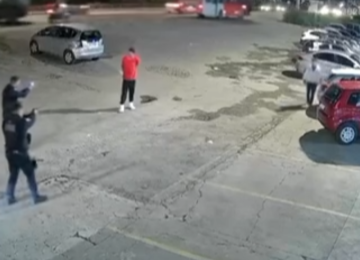 O homem ameaça populares, que fogem do local e em seguida, agentes pedem que ele coloque o facão no chão, pedido desobedecido -  (crédito: Redes Sociais/Reprodução)