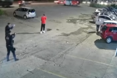 O homem ameaça populares, que fogem do local e em seguida, agentes pedem que ele coloque o facão no chão, pedido desobedecido -  (crédito: Redes Sociais/Reprodução)