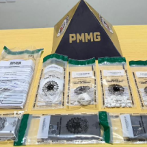 Mulher com menor de idade e filha com paralisia cerebral é presa com drogas - PMMG/Reprodução