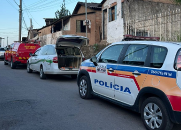 A vítima é um homem de aproximadamente 30 anos. Um dos autores do homicídio ainda não foi encontrado e segue foragido -  (crédito: PMMG/Reprodução)